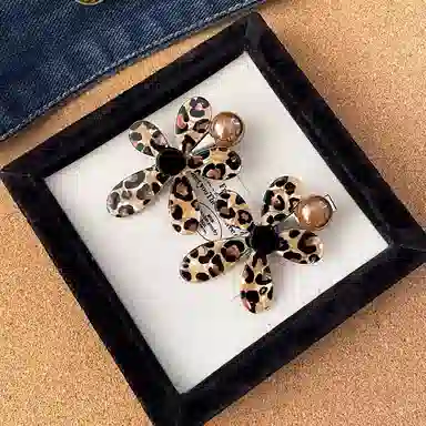 蒙妮 甜酷豹纹太阳花朵鸭嘴夹 亚克力 发夹 女款