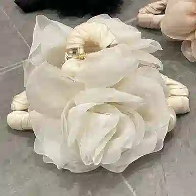 蒙妮 温柔山茶花朵珍珠抓夹 亚克力 发夹 女款