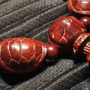 冠莎 精工雕刻正浓阳红高油高密佛珠 招财进宝纳福富甲天下福卦 国风善财转运文玩 紫檀属 木作手串 男女同款情侣款