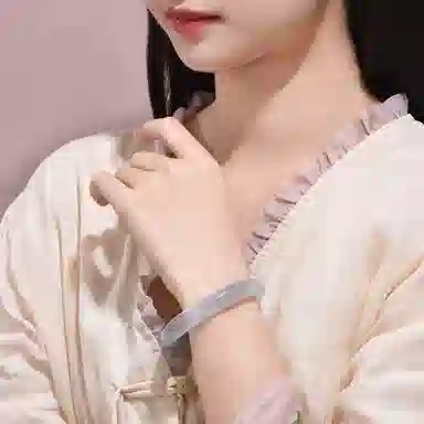 庆大福 如岚轻奢系列 经典白月光 新中式国潮古色古香 旗袍汉服 贵妃镯宫延风 轻奢国风古典#好运 琉璃 手镯 女款