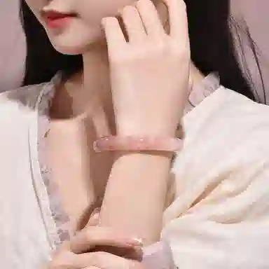 庆大福 桃花酿美人镯 桃之夭夭 三生三世桃花酿 莹润细腻 国潮复古 梨云暮雪 贵妃镯 金丝玉 手镯 女款
