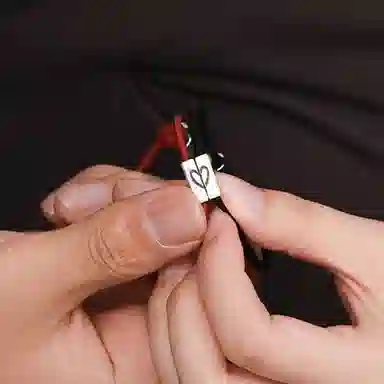 925