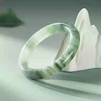 【甄选多翠】 熊银匠 青山黛翠玉贵妃美人镯 新中式国潮古风优雅国风气质 古典汉服旗袍百搭清冷感素玉镯子 金丝玉 手镯 女款