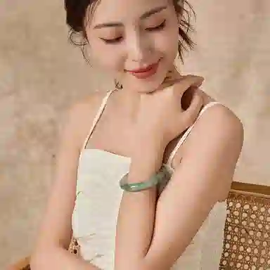 【甄选多翠】 熊银匠 青山黛翠玉贵妃美人镯 新中式国潮古风优雅国风气质 古典汉服旗袍百搭清冷感素玉镯子 金丝玉 手镯 女款