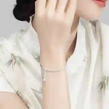 925