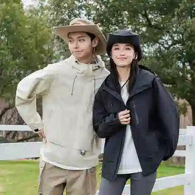 鸭鸭 户外露营短款连帽时尚休闲夹克外套 男女同款