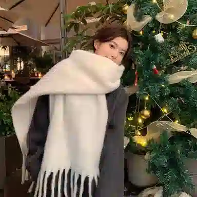 【文艺出片】 浪莎 超有氛围感加厚纯色马海毛围脖百搭流苏设计保暖披肩 心动礼盒装 聚酯纤维 绒线围巾 男女同款情侣款