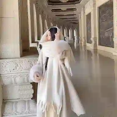 【文艺出片】 浪莎 超有氛围感加厚纯色马海毛围脖百搭流苏设计保暖披肩 心动礼盒装 聚酯纤维 绒线围巾 男女同款情侣款