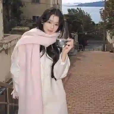 【文艺出片】 浪莎 超有氛围感加厚纯色马海毛围脖百搭流苏设计保暖披肩 心动礼盒装 聚酯纤维 绒线围巾 男女同款情侣款