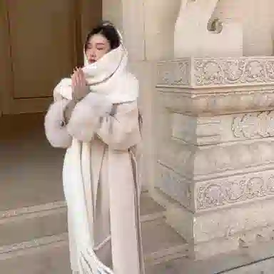 【文艺出片】 浪莎 超有氛围感加厚纯色马海毛围脖百搭流苏设计保暖披肩 心动礼盒装 聚酯纤维 绒线围巾 男女同款情侣款