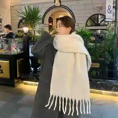 【文艺出片】 浪莎 超有氛围感加厚纯色马海毛围脖百搭流苏设计保暖披肩 心动礼盒装 聚酯纤维 绒线围巾 男女同款情侣款