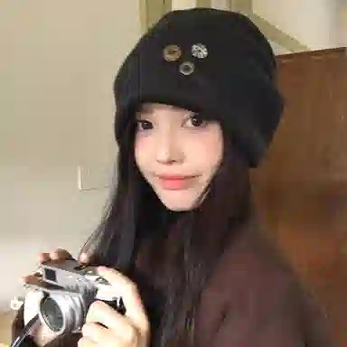 【潮酷穿搭】 浪莎 韩系毛呢纽扣冷帽堆堆帽女生秋冬高级感包头帽子显脸小护耳月子帽 涤纶 绒线帽 女款