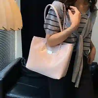 Miss Angel Shoulder Bag