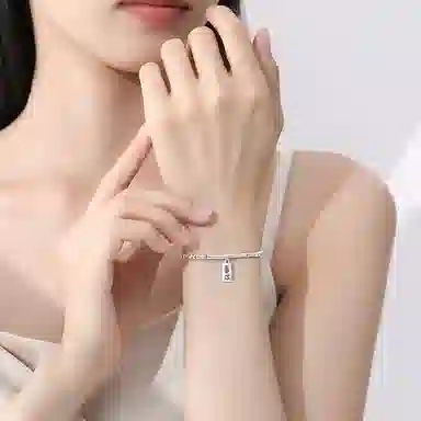 925
