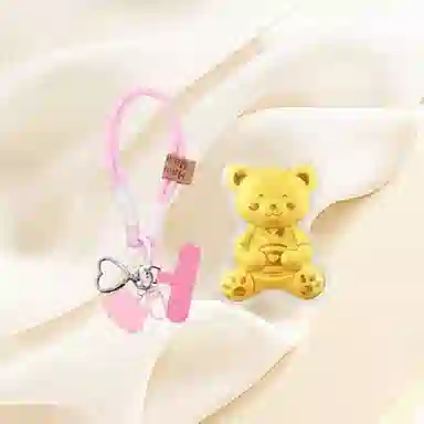 樱你心动 可爱萌趣抱抱小熊 简约创意森系百搭卡通日常小众设计高级感 金 挂件 男女同款情侣款