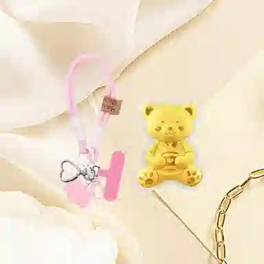 樱你心动 可爱萌趣抱抱小熊 简约创意森系百搭卡通日常小众设计高级感 金 挂件 男女同款情侣款