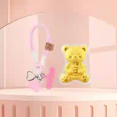 樱你心动 可爱萌趣抱抱小熊 简约创意森系百搭卡通日常小众设计高级感 金 挂件 男女同款情侣款