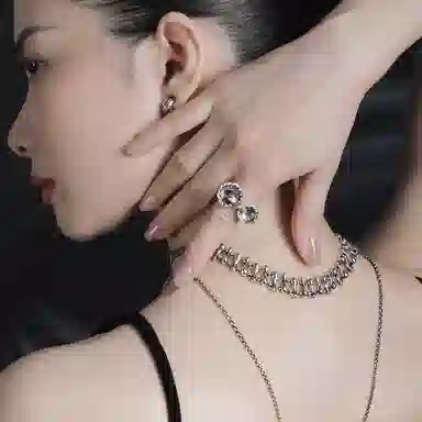 925