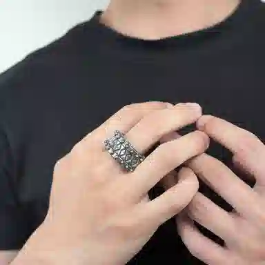 925