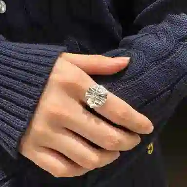 925