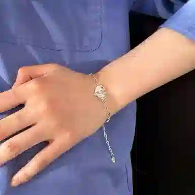 925