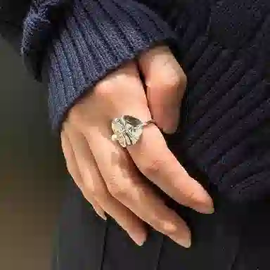 925