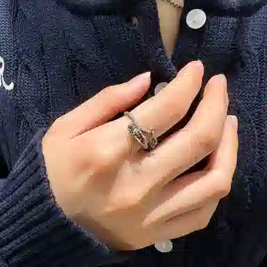 925