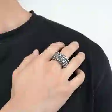 925