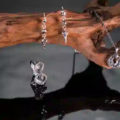 925