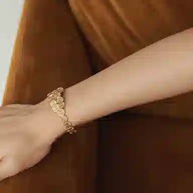 925