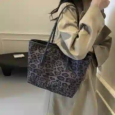 SUN ERATHU Tote