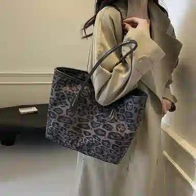 SUN ERATHU Tote
