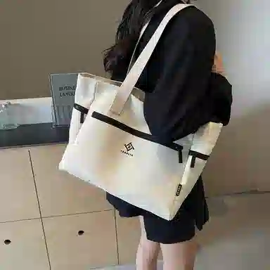 SUN ERATHU Tote