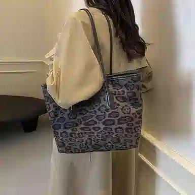 SUN ERATHU Tote