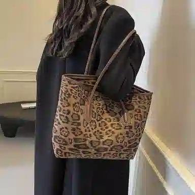 SUN ERATHU Tote