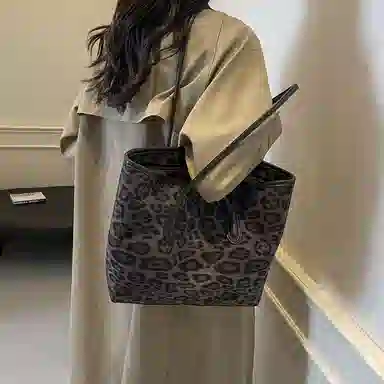 SUN ERATHU Tote