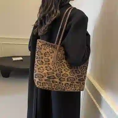 SUN ERATHU Tote