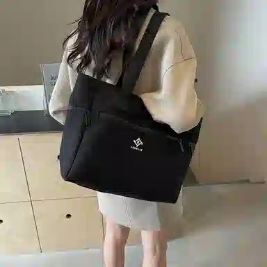 SUN ERATHU Tote
