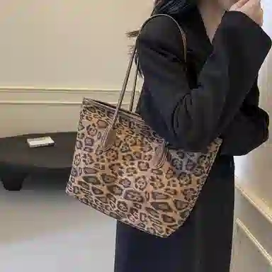 SUN ERATHU Tote