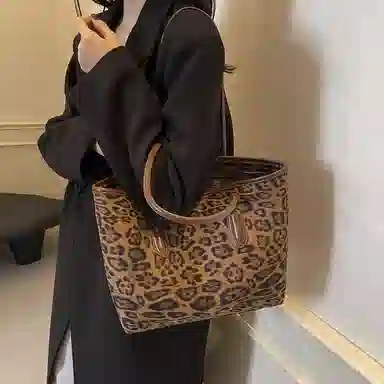 SUN ERATHU Tote