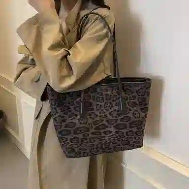 SUN ERATHU Tote