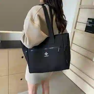 SUN ERATHU Tote