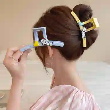 丹琴 可爱卡通彩钻小狗 甜美个性抓夹高级感后脑勺盘发鲨鱼夹子发卡头饰夏季 亚克力 发夹 女款