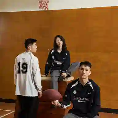 LUSHISI Racing V-Neck Long Sleeve Tee