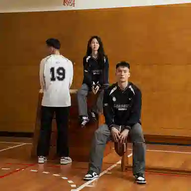 LUSHISI Racing V-Neck Long Sleeve Tee