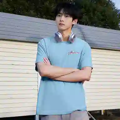 MJ STYLE Vintage Embroidered Logo T-Shirt