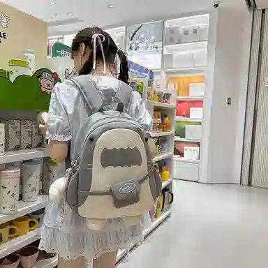 單倉 可爱卡通鲨鱼休闲时尚设计感背包丑萌搞怪初高中学生大容量通勤百搭轻便书包 尼龙 双肩包 常规 男女同款情侣款 蓝色/灰色/黑色