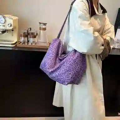 單倉 高颜值豹纹时尚通勤百搭学院风小众个性设计腋下包 帆布 单肩包 常规 女款 棕色/红色/紫色