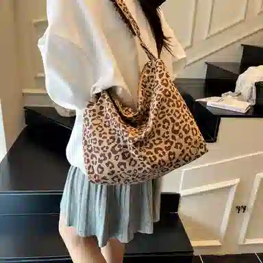 單倉 高颜值豹纹时尚通勤百搭学院风小众个性设计腋下包 帆布 单肩包 常规 女款 棕色/红色/紫色