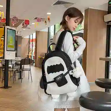 單倉 可爱卡通鲨鱼休闲时尚设计感背包丑萌搞怪初高中学生大容量通勤百搭轻便书包 尼龙 双肩包 常规 男女同款情侣款 蓝色/灰色/黑色